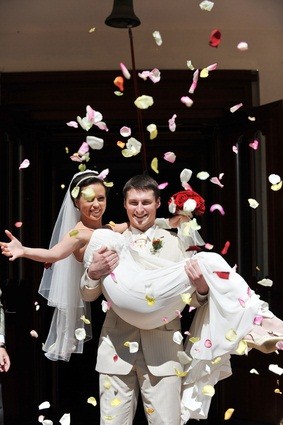 groom holding bride