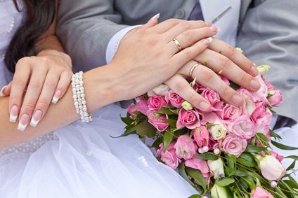 bride groom hands with rings