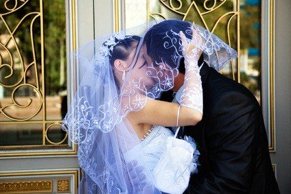 newlywed kiss