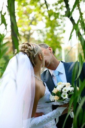 newlyweds kissing