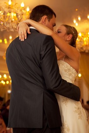 newlyweds dancing