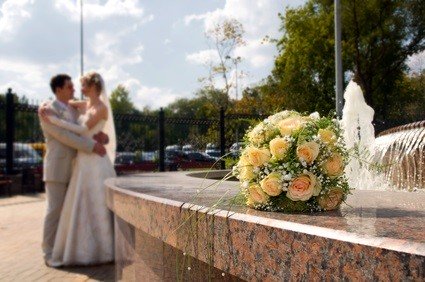 newlyweds by fountain