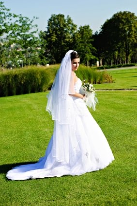 bride holding bouquet