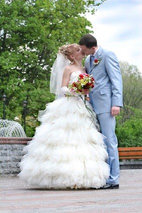 newlyweds kissing